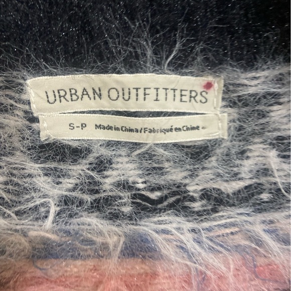 Urban outfitters fuzzy high low hem cropped sweater print blush, black sz small - Picture 13 of 13